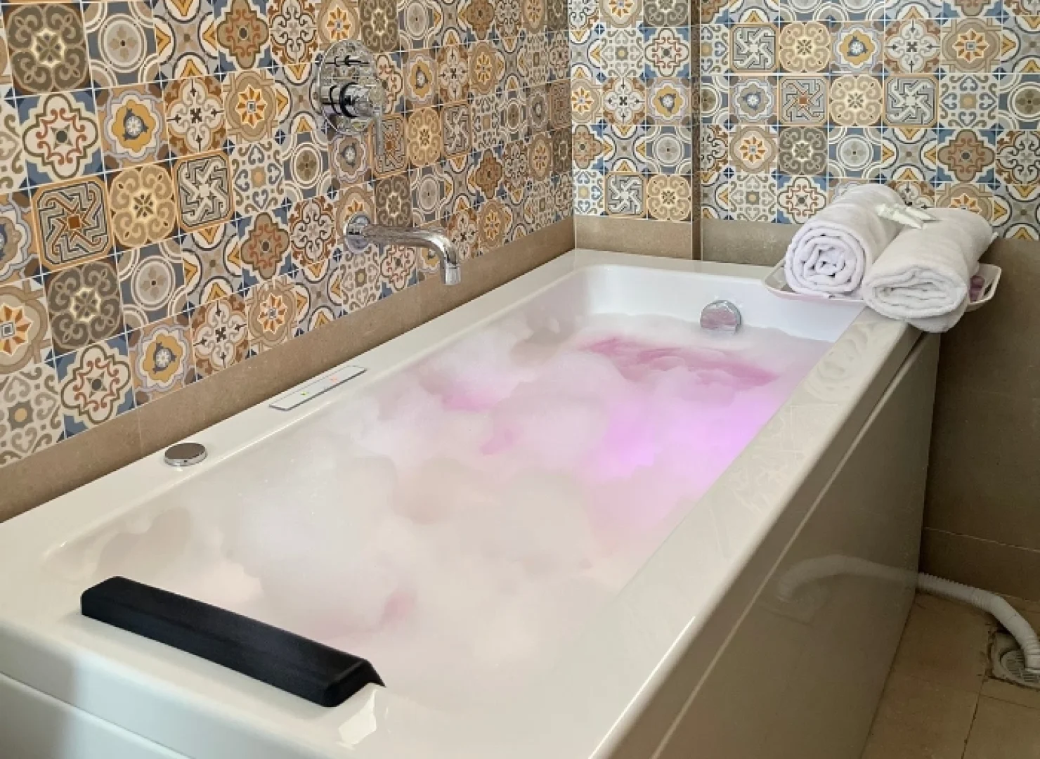 Flat 105 B Oasis Jacuzzi urban suite2 (4)